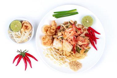 Deniz Ürünleri Tay beyaz arka plan üzerinde makarna 