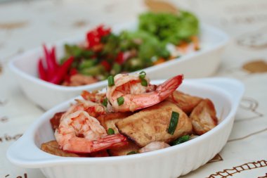 Seçici odak üzerinde derin kızarmış tofu ile Kızarmış karides.