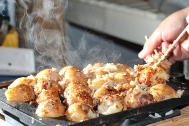 Sıcak pişirme Aroma kokusu, Japon un terbiyeli ve kalamar ızgara küre olarak Tokayaki ızgara, ev yapımı, seçici odak.