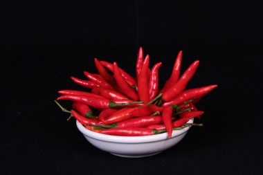 Siyah arkaplanda kırmızı kırmızı kırmızı biber