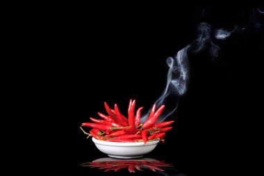 Siyah arka plan üzerinde kırmızı acı biber Aroma kokusu. Seçici odaklama.