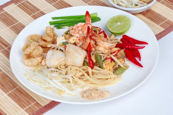 Mariscos tailandeses fritos con pasta "Pad Thai ". — Foto de Stock