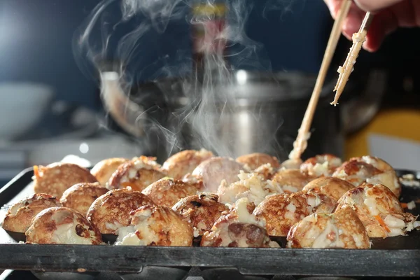 Aroma olor a cocina caliente, Tokayaki asar a la parrilla como harina japonesa sazonada y calamares a la parrilla esfera, hecho en casa, en enfoque selectivo . — Foto de Stock