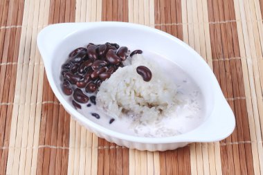 Siyah fasulye ve tatlı hindistan cevizi kreması yapışkan pirinç kahverengi hindistan cevizi sütü tepesinde. Yan görünüm.