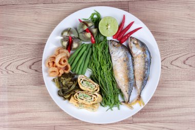 Derin ateş mackarel hazır garnitür, sebze omlet, gevrek domuz kabuğu, turşu marul, yarım yeşil limon, kırmızı biber ve patlıcan haşlanmış, mercimek, ahşap akasya. Üstte görüntü