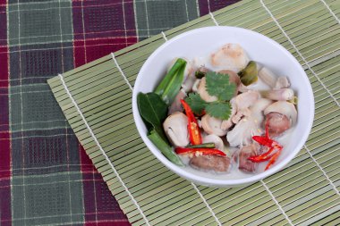 Tavuk ve galangal hindistan cevizi sütü çorbası ve bambu kırmızı yeşil ot. Yan görünüm