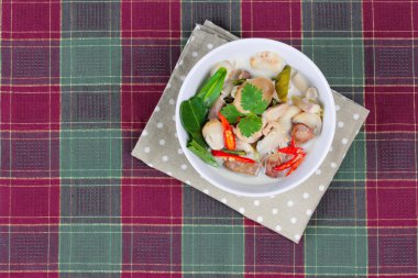 Tavuk ve galangal hindistan cevizi sütü çorbası ve ot . Solda metin alanı var.