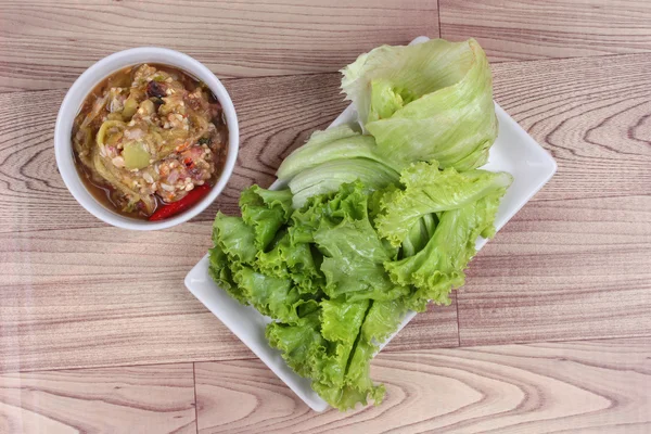 Green chili dip " Nam Prik Num" served side dish as mixed fresh vegetable . Top view — Stock Photo, Image