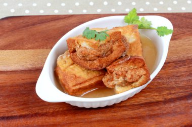 Altın çubuk çorbası gibi kızarmış tofu şal kıyılmış domuz eti çorba ve kişniş ahşap üzerinde. Yan görünüm.