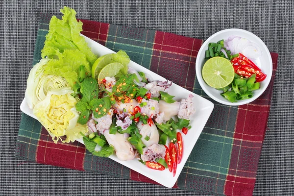 Salada de ervas misturada picante e azeda com carne de porco picada de wrap de lula. Vista superior . — Fotografia de Stock