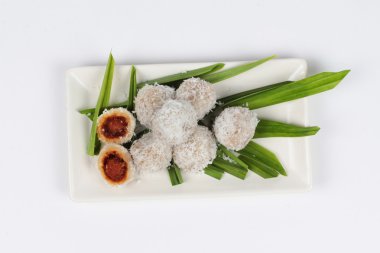 Kıyılmış hindistan cevizi ile Buharda un Tay 