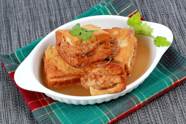 Sopa de barra de ouro como tofu frito embrulhar carne de porco picada em sopa e coentro. Vista lateral . — Fotografia de Stock