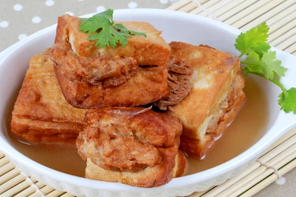 Zbliżenie zupa złoty pasek jak smażone tofu owinąć mielonego mięsa wieprzowego w zupa i kolendry na bambus. Selektywny fokus — Zdjęcie stockowe