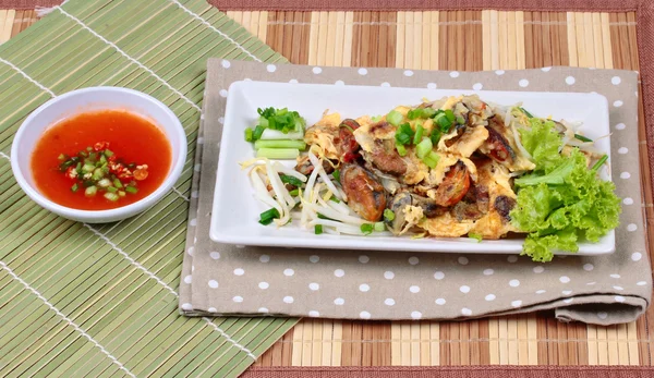 Huître frite aux germes de haricots et échalote comme "Hoi Tod" en thaï servi avec de la sauce chili. Vue latérale — Photo