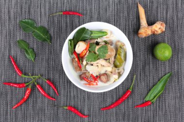 Tavuk ve galangal hindistan cevizi sütü çorbası ve ot . Üstte görüntü