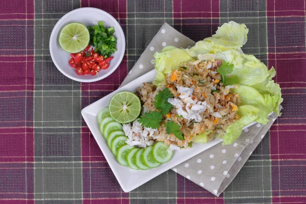 Fried rice with crab topped streamed crab,halve green lemon,sliced cucumber,lettuce and coriander  served  spicy  sour filling side dish.  Top view — Stock Photo, Image