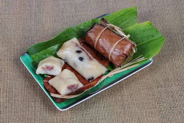 Arroz pegajoso y frijol negro en hoja de plátano como "Khao Tom Mad" en tailandés. Vista lateral . — Foto de Stock