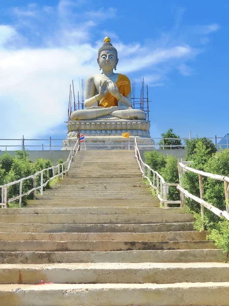 明亮的天空和佛陀在寺庙创建前准备. — 图库照片