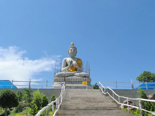 Céu brilhante e Buda preparado antes da criação do templo . — Fotografia de Stock