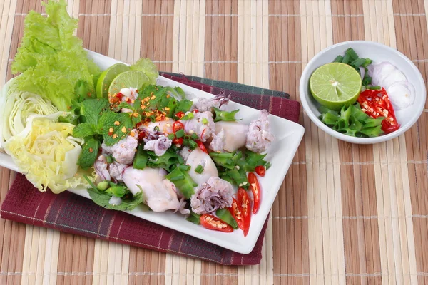 Salada de ervas misturada picante e azeda com carne de porco picada de wrap de lula. Vista lateral . — Fotografia de Stock