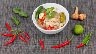 Tavuk ve havlıcan Hindistan cevizi sütü çorba ve herb 