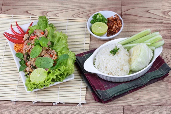 Липкий рис с острым кислым салатом из курицы и печени. Вид сбоку . — стоковое фото