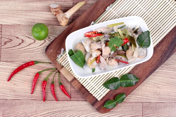 Pollo y galangal en sopa de leche de coco y hierbas. Vista superior — Foto de Stock