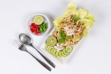 Yengeç ile Kızarmış pirinç akarsu yengeç tepesinde, yarım yeşil limon, dilimlenmiş salatalık, marul ve kişniş baharatlı ekşi dolgu garnitür servis.