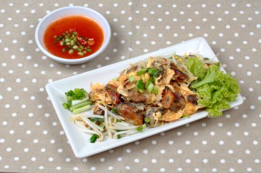 Fasulye filizi ve arpacık soğanı ile kızarmış istiridye Tay biber sosu ile servis 