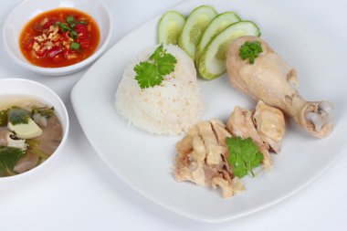 Beyaz arka plan üzerinde baharatlı soya soslu 