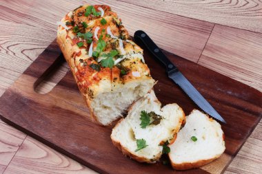 Ahşap soğan ve kaju fıstığı ile ev yapımı ıspanak ekmek.