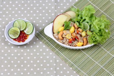 Kızarmış pirinç karışık sebze ve garnitür sebze Festivali Çin ile. 