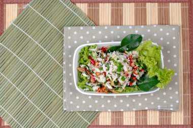 Baharatlı ve ekşi karışık ot salatası ile yengeç  . 