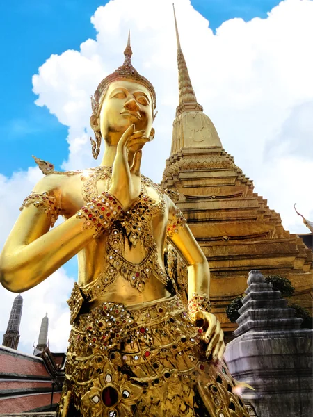 Белая статуя ангела благословения в Храме. Север Таиланда . — стоковое фото