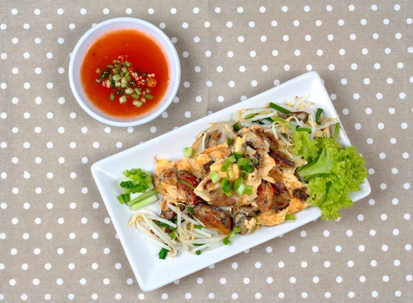Huître frite aux germes de haricots et échalote comme "Hoi Tod" en thaï servie avec sauce chili . — Photo