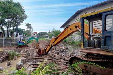 Ağır ve küçük arka çapa kamyon. 