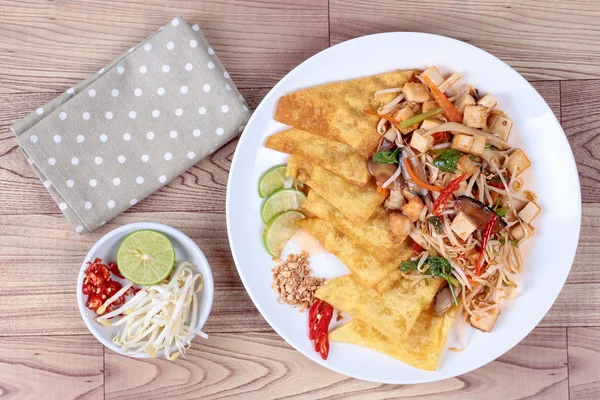 Cuisine chinoise festival de légumes comme wonton croustillant avec appel de légumes mélangés frits thaïlandais "Pad Thai J ". — Photo