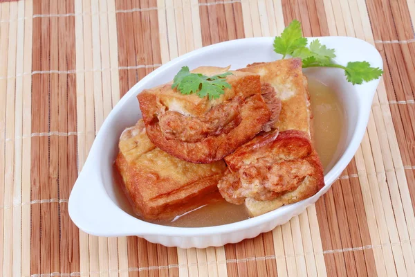 Sopa de barra de oro como tofu frito envuelve cerdo picado en sopa y cilantro  . — Foto de Stock