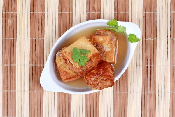 Sopa de barra de ouro como tofu frito embrulhar carne de porco picada em sopa e coentro  . — Fotografia de Stock