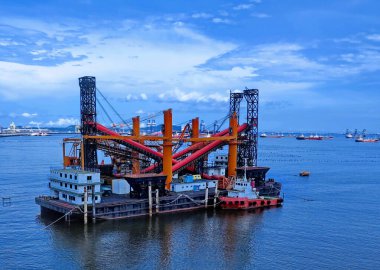 Açık mavi gökyüzünde römorkörle uyarılmış, kemer taşıyıcılı kendi kendine boşalan gemi..