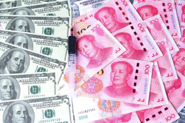 Varite dolar banknot ve yuan banknot yayılmış ve şırınga kan.