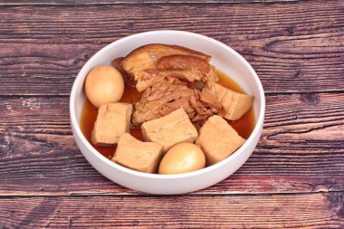 Çin kahverengi çorbasında haşlanmış yumurta, tofu ve domuz eti..