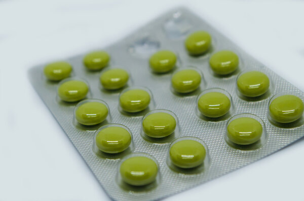 Зеленые таблетки в упаковке

