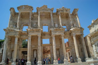 Celsus Kütüphanesi, İzmir 'in Selcuk ilçesinin Efes antik kentinde yer alan antik bir harabe..