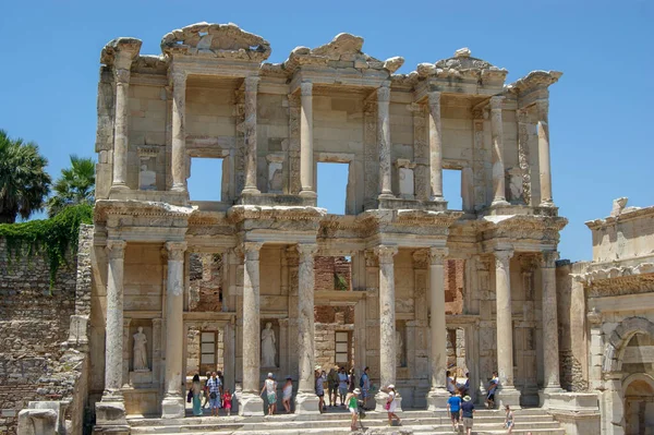 Celsus Kütüphanesi, İzmir 'in Selcuk ilçesinin Efes antik kentinde yer alan antik bir harabe..