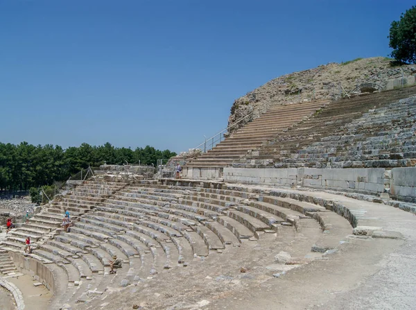İzmir 'in Selcuk ilçesindeki Efes antik kentinde amfitiyatronun kalıntıları.