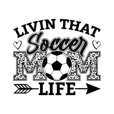 Kalın harflerle, leopar desenli aksanlarla, futbol topuyla ve ok detaylarıyla moda bir anne hayatı tasarımı. Gururlu anneler ve aile spor hayranları için mükemmel bir tişört tasarımı. Giysiler, kupalar ve posterler için esinlenmiş klasik vektör sanatı. Eğlenceliydi.