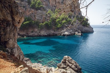 Güzel doğa deniz ve dağ ile