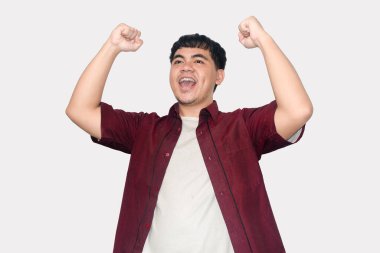 Yumruklarla Tezahürat Yapan Beyazların Arkaplanında Açık Ağız, Zafer Başarı Konsepti.