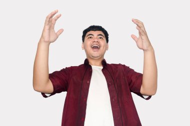 Elleri Kalkık ve Açık Ağızlı Genç Adam, Sade Arka plan, Mutluluk ve Başarı Konseptinde Tecrit Edildi.